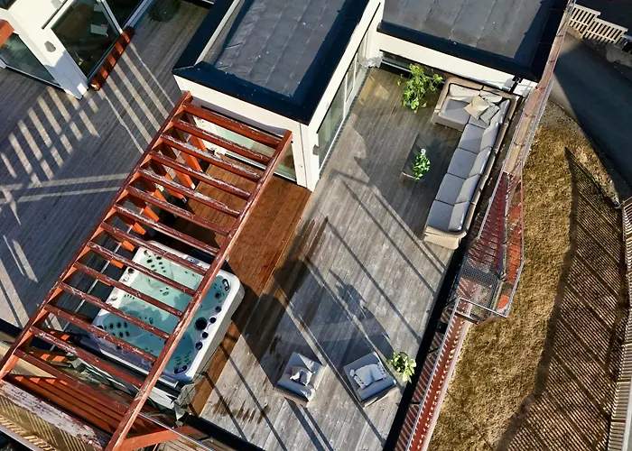 Seaview And Private Roof Top Terrace With Jacuzzi In Lofoten