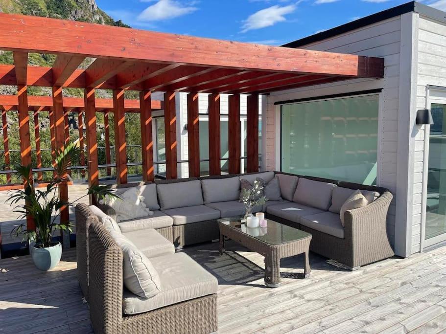 Holiday home Seaview And Private Roof Terrace With Jacuzzi In Lofoten