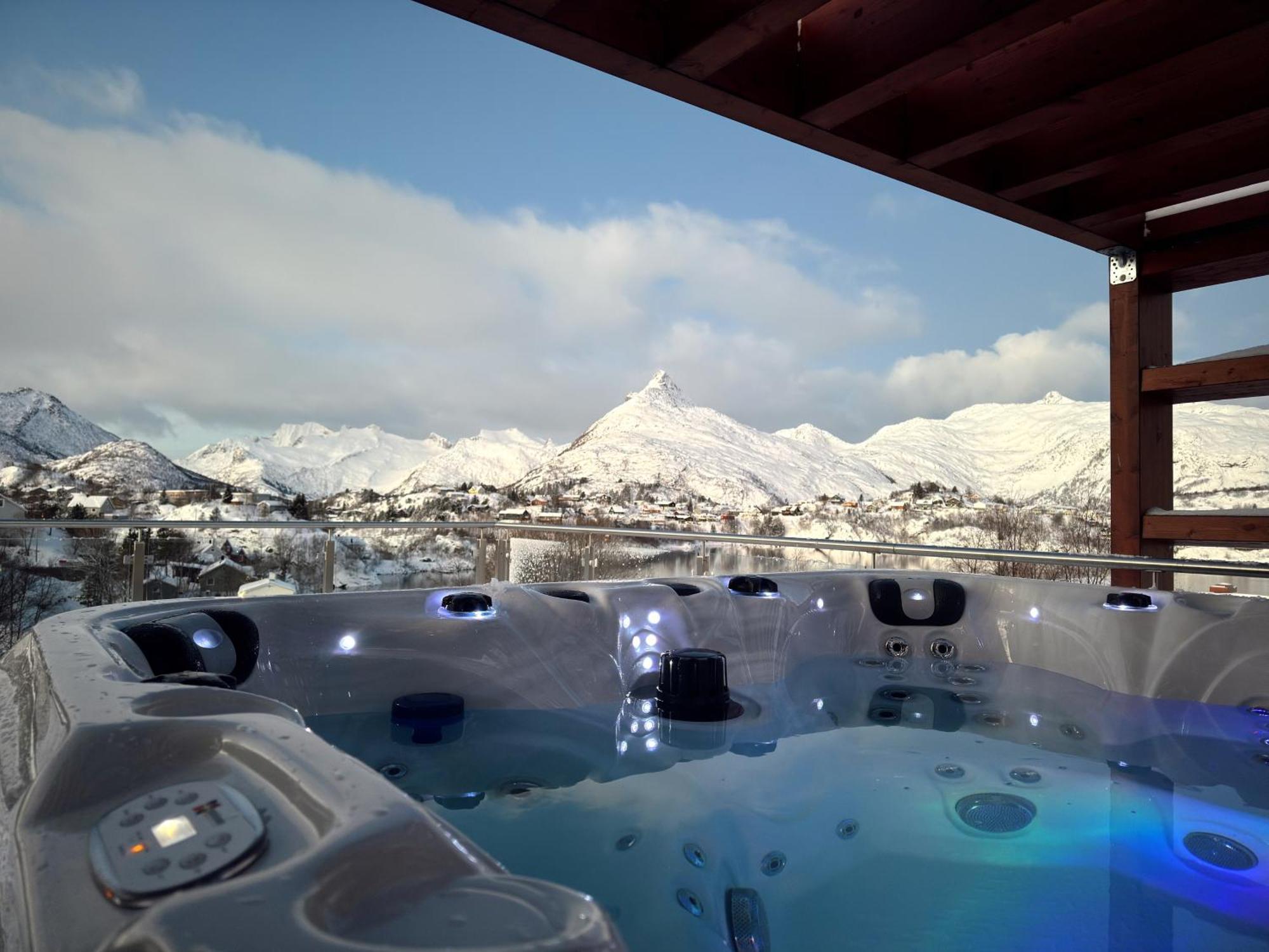 Holiday home Seaview And Private Roof Terrace With Jacuzzi In Lofoten Svolvaer