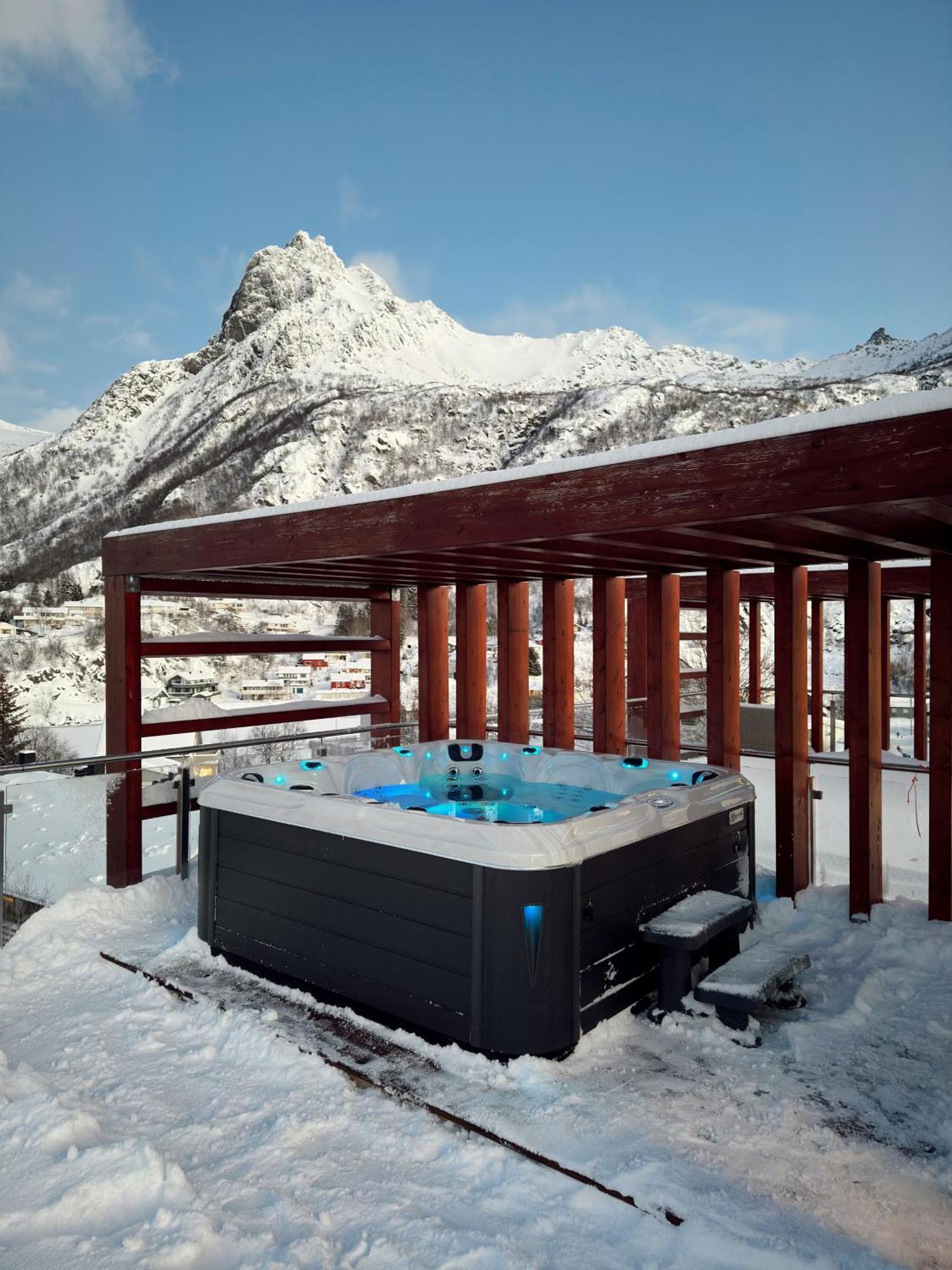 Holiday home Seaview And Private Roof Terrace With Jacuzzi In Lofoten *
