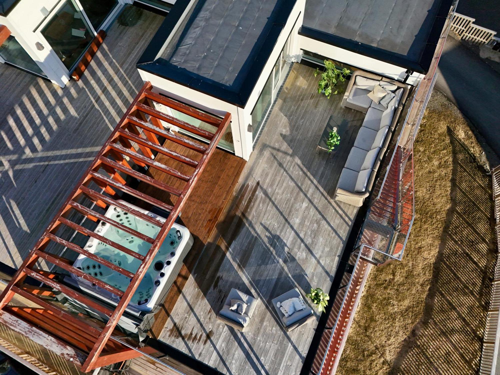 Seaview And Private Roof Terrace With Jacuzzi In Lofoten *
