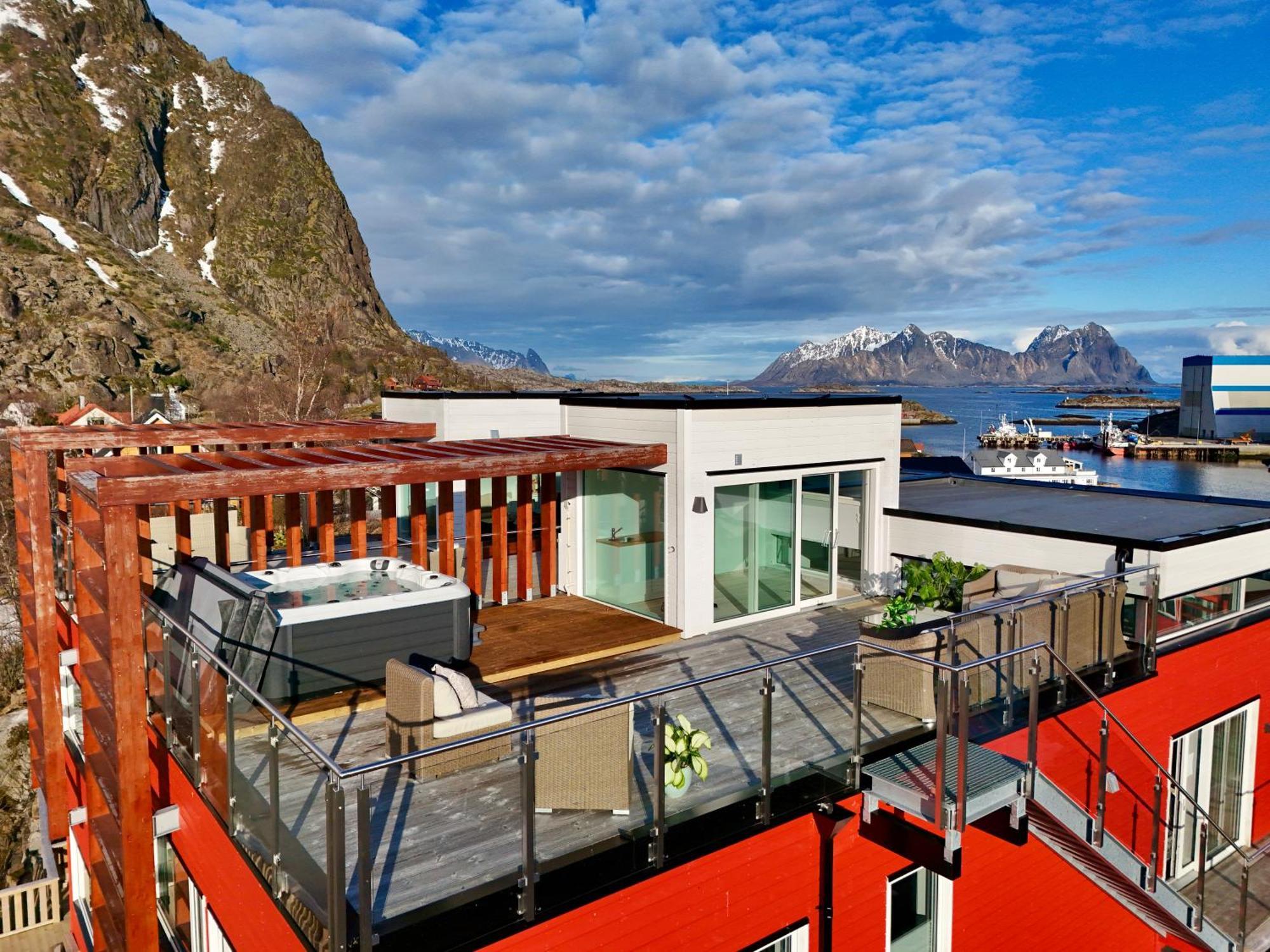 Holiday home Seaview And Private Roof Terrace With Jacuzzi In Lofoten